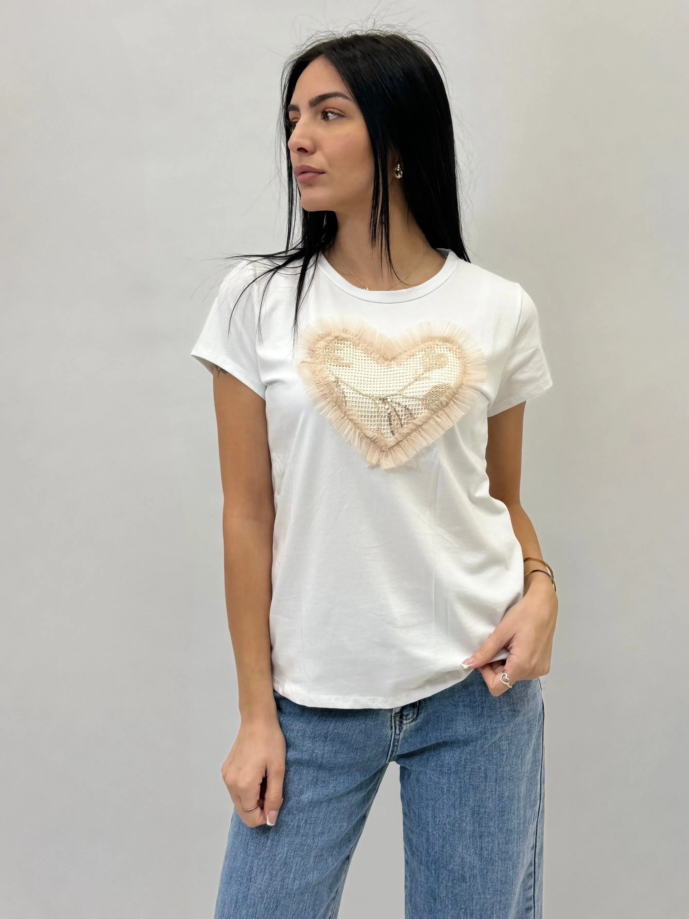 T-shirt in cotone con cuore ricamato in tulle