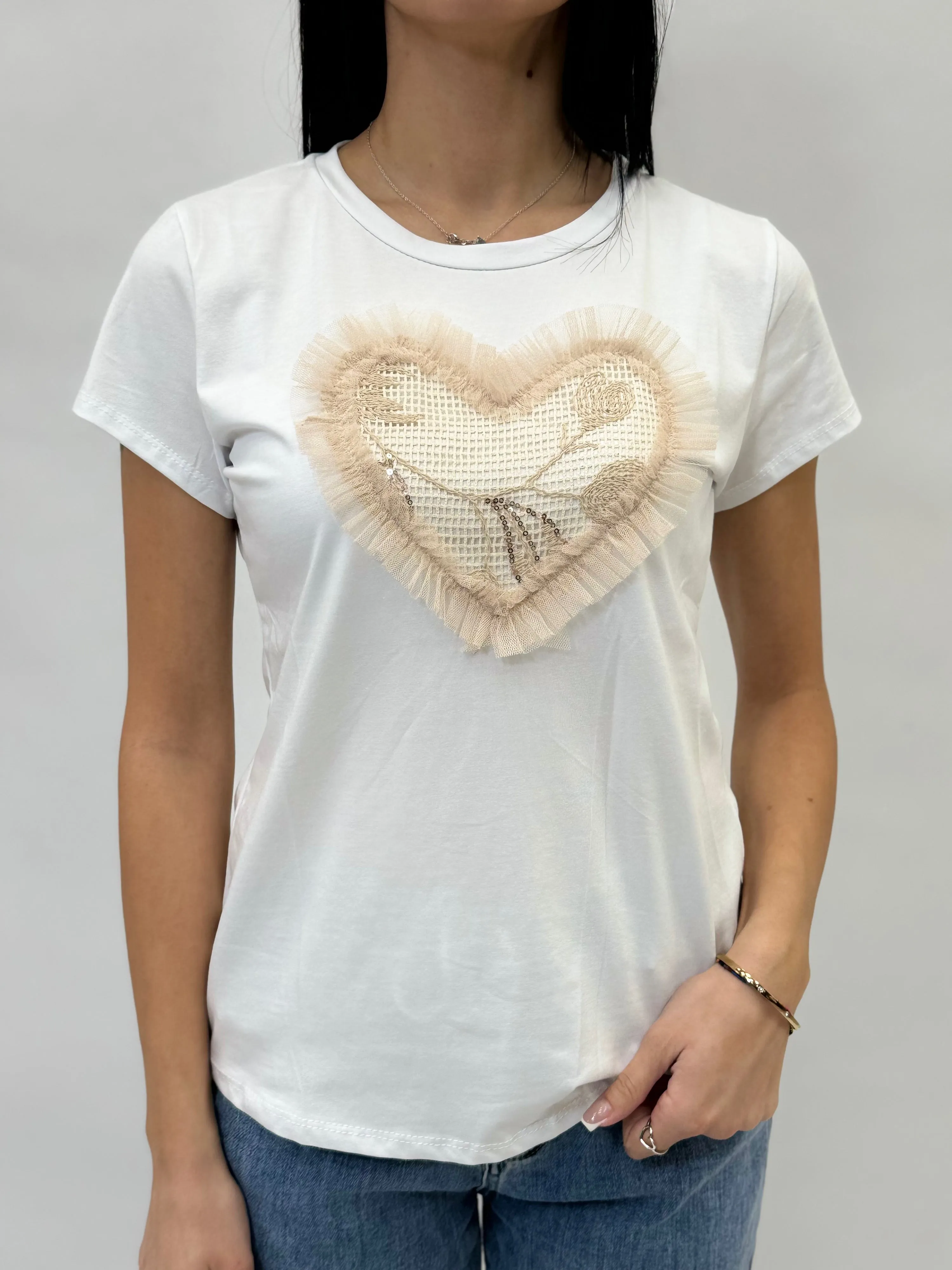 T-shirt in cotone con cuore ricamato in tulle